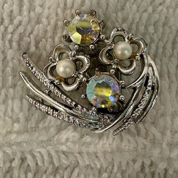 Vintage Aurora Borealis Rhinestone & Faux Pearl Clip-On Earrings - Picture 8 of 9